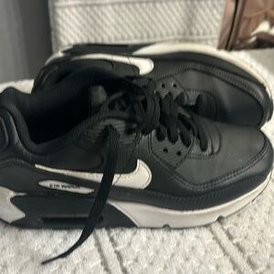 Big kids shoes black Nike air max size 5.